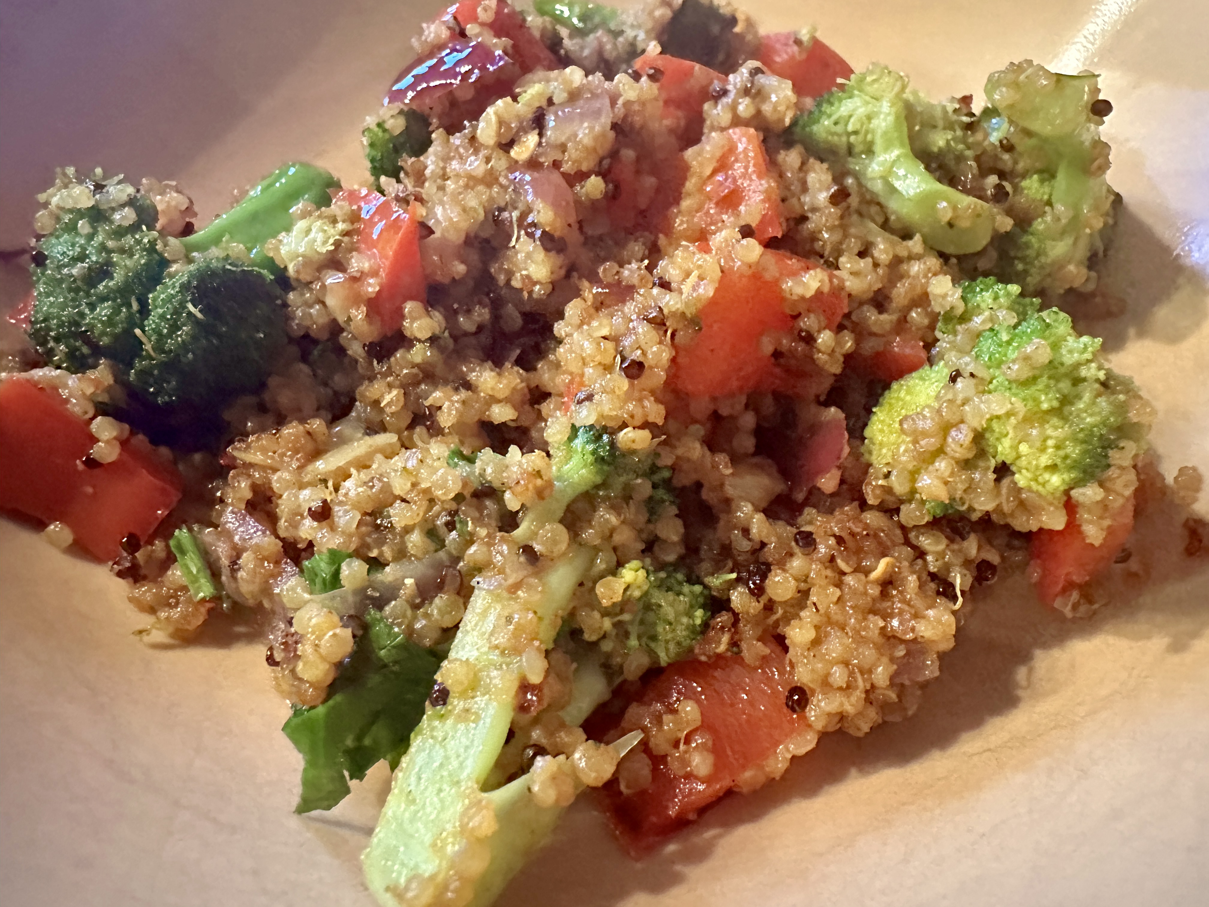 <i>Curry-Quinoa mit</i><i>buntem Gemüse</i>